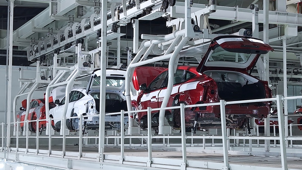 Mahindra Unveils EV Manufacturing Facility at Chakan With Battery Assembly Plant